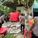 Personel Batalyon A Pelopor Satbrimob Polda Sulawesi Tengah bergotong royong bersama warga membersihkan puing-puing bangunan yang roboh di Desa Kamarora, Kecamatan Nokilalaki, Kabupaten Sigi, Kamis (18/6/2026), pasca diguncang gempa berkekuatan 6,7 SR.