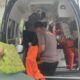 Personel Direktorat Samapta Polda Sulawesi Tengah bersama tim kesehatan terlihat saat proses evakuasi dan persiapan merujuk dua anak warga Desa Kamarora, Kecamatan Nokilalaki, Kabupaten Sigi, Jumat (19/6/2026).
