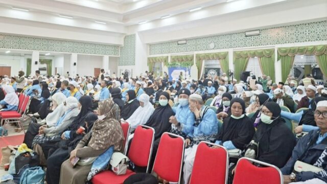 Suasana jemaah haji asal Sulawesi Tengah, termasuk 57 orang dari Kabupaten Tojo Una-Una yang tergabung dalam Kloter 10 BPN, berkumpul di ruang tunggu Asrama Haji Debarkasi Balikpapan, Minggu (21/6/2026) subuh, sesampainya mereka dari Tanah Suci setelah menunaikan ibadah haji selama 41 hari.