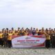 Dokumentasi bersama Kapolres Tojo Una-Una AKBP Yanna Djayawidya, S.I.K., M.H., Ketua Bhayangkari, Wakapolres, jajaran pejabat dan personel Polres, anggota TNI, perangkat daerah, serta warga masyarakat usai melaksanakan aksi Gerakan Indonesia Asri di kawasan Taman Jembatan Hayal dan pesisir pantai Ampana, Selasa (23/6/2026).