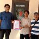 Pelapor Moh Ali Mari didampingi warga dan kuasa hukum terlihat menyerahkan dokumen laporan pengaduan resmi ke Unit Tipidkor Polres Tojo Una-Una, Selasa (23/6/2026).