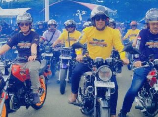 Bupati Tojo Una-Una Ilham Lawidu (berbaju kuning, tengah) turut serta mengendarai motor legendaris Yamaha RX King di barisan terdepan ratusan peserta Jambore VI Regional Sulawesi Tengah, Sabtu (27/6/2026).