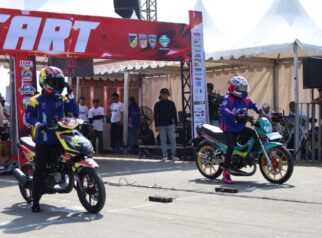 Suasana di garis start ajang balap Drag Bike dalam kegiatan Bhayangkara Otomotif Nambaso (BON) 2026 Seri 1, yang digelar Polda Sulawesi Tengah bekerja sama dengan Ikatan Motor Indonesia (IMI) Sulawesi Tengah di kawasan Penggaraman, Talise, Palu, 27–28 Juni 2026.