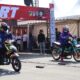 Suasana di garis start ajang balap Drag Bike dalam kegiatan Bhayangkara Otomotif Nambaso (BON) 2026 Seri 1, yang digelar Polda Sulawesi Tengah bekerja sama dengan Ikatan Motor Indonesia (IMI) Sulawesi Tengah di kawasan Penggaraman, Talise, Palu, 27–28 Juni 2026.