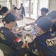 Tim Ratel perwakilan Polres Tojo Una-Una sedang berdiskusi dan menyusun strategi saat bertanding dalam Tournament Mobile Legends Kapolda Sulteng Cup 2026 di Gedung Torabelo Polresta Palu, Sabtu (27/6/2026).