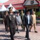 Kapolres Tojo Una-Una AKBP Yanna Djayawidya, S.I.K., M.H., bersama Bupati Ilham Lawidu, S.H., dan unsur Forkopimda berjalan menuju lokasi upacara peringatan Hari Bhayangkara ke‑80 Tahun 2026 di halaman Mapolres Tojo Una‑Una, Rabu (1/7/2026).