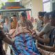 Personel Seksi Kesehatan dan Jasmani (Sie Kesjas) Satbrimob Polda Sulawesi Tengah bersama keluarga almarhum terlihat bersama-sama menurunkan jenazah ke dalam Ambulance Brimob Madago Respons di depan Rumah Sakit Samaritan, Kota Palu, Senin (06/07/2026).