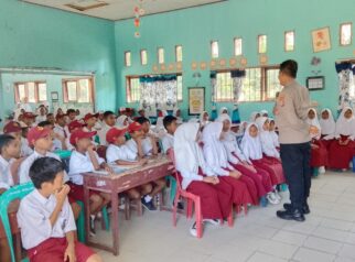 Kapolsubsektor Mepanga IPDA Yayang Luki E. memberikan penyuluhan dan sosialisasi kepada para siswa SD Inpres 1 Mensung, Desa Moubang, Kecamatan Mepanga, Kabupaten Parigi Moutong, Senin (13/7/2026).