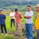 Bupati Tojo Una-Una Ilham Lawidu didampingi jajaran dinas terkait dan perwakilan warga saat meninjau langsung lokasi ruas jalan penghubung Desa Uematopa–Desa Bulan Jaya, Jumat (17/7/2026).