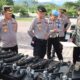 Wakapolres Tojo Una-Una Kompol Junus Djoni Achpah (kiri) bersama tim pemeriksa saat memeriksa kelengkapan administrasi dan kondisi fisik senjata api dinas milik personel Sat Samapta, Satreskrim, serta Satresnarkoba Polres Tojo Una-Una, Rabu (22/7/2026).