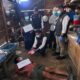 Petugas kepolisian dan kejaksaan saat melakukan rekonstruksi peristiwa pembunuhan berencana di ruang dapur rumah korban di Desa Era, Kecamatan Mori Utara, Kabupaten Morowali Utara, Selasa (21/7/2026).
