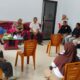 Suasana rapat koordinasi Satgas Pengawasan Distribusi LPG 3 Kg Bersubsidi di ruang kerja Camat Ratolindo, Rabu (29/7/2026).