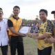 Kapolres Tojo Una Una AKBP Yanna Djayawidya, S.I.K., M.H., bersama Bupati Ilham Lawidu, S.H., Ketua DPRD, Sekda, dan jajaran pejabat utama berfoto bersama para pemenang Turnamen Sepak Bola Mini Bhayangkara Cup 2026 di Lapangan Bakti Satria, Rabu (1/7/2026).