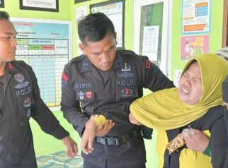 Personel Kompi 4 Batalyon A Pelopor Satbrimob Polda Sulawesi Tengah terlihat sigap membantu dan menopang seorang ibu hamil yang sedang mengalami kontraksi hebat di salah satu ruangan Posyandu di wilayah Kabupaten Buol, Jumat (03/07).