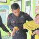 Personel Kompi 4 Batalyon A Pelopor Satbrimob Polda Sulawesi Tengah terlihat sigap membantu dan menopang seorang ibu hamil yang sedang mengalami kontraksi hebat di salah satu ruangan Posyandu di wilayah Kabupaten Buol, Jumat (03/07).