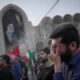 Ratusan ribu warga Iran memadati Teheran untuk mengikuti prosesi pemakaman Ali Khamenei pada Sabtu (4/7/2026). (Foto: AP)