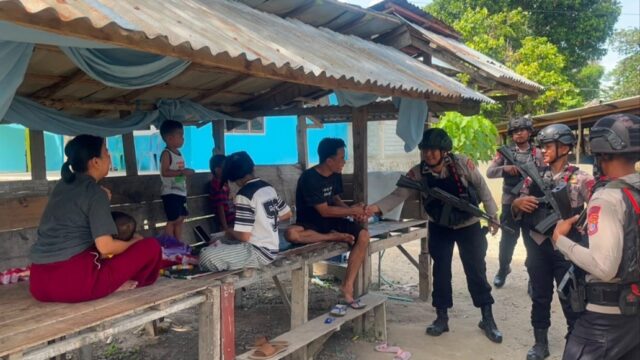 Personel Batalyon A Pelopor Satbrimob Polda Sulawesi Tengah melaksanakan patroli dialogis dan bersilaturahmi langsung dengan warga Desa Ngata Baru, Kabupaten Sigi, Selasa (07/07/2026).