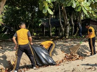 Personel Batalyon C Pelopor Satbrimob Polda Sulawesi Tengah tampak kompak bergotong royong membersihkan sampah dan dedaunan kering di kawasan wisata Pantai Sione, Desa Bahoruru, Kecamatan Bungku Tengah, Kabupaten Morowali, Selasa (07/07/2026).