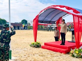 Bupati Poso, dr. Verna Gladies Merry Inkiriwang, bertindak selaku Inspektur Upacara memberikan penghormatan saat pembukaan kegiatan Serbuan Teritorial Kodim 1307/Poso Tahun Anggaran 2026 di Lapangan Desa Leboni, Kecamatan Pamona Puselemba, Selasa (7/7/2026).