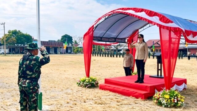Bupati Poso, dr. Verna Gladies Merry Inkiriwang, bertindak selaku Inspektur Upacara memberikan penghormatan saat pembukaan kegiatan Serbuan Teritorial Kodim 1307/Poso Tahun Anggaran 2026 di Lapangan Desa Leboni, Kecamatan Pamona Puselemba, Selasa (7/7/2026).