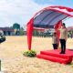 Bupati Poso, dr. Verna Gladies Merry Inkiriwang, bertindak selaku Inspektur Upacara memberikan penghormatan saat pembukaan kegiatan Serbuan Teritorial Kodim 1307/Poso Tahun Anggaran 2026 di Lapangan Desa Leboni, Kecamatan Pamona Puselemba, Selasa (7/7/2026).