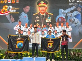 Momen penyerahan medali pada Kejuaraan Nasional Taekwondo Kapolri Cup VII Tahun 2026 di Indoor Stadium Kelapa Dua, Tangerang, Banten, 9–12 Juli 2026.