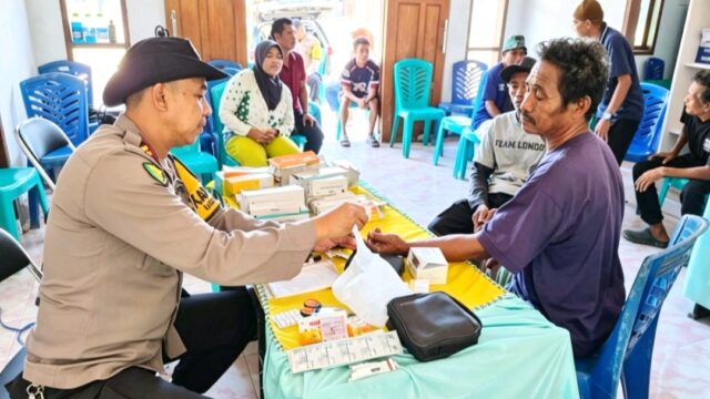 Personel Polsek Ulubongka menyerahkan obat-obatan secara cuma-cuma kepada warga Desa Takibangke, Kecamatan Ulubongka, Senin (13/7/2026), dalam kegiatan Sambang Kesehatan Warga.