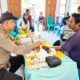 Personel Polsek Ulubongka menyerahkan obat-obatan secara cuma-cuma kepada warga Desa Takibangke, Kecamatan Ulubongka, Senin (13/7/2026), dalam kegiatan Sambang Kesehatan Warga.
