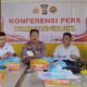 Wakapolres Tojo Una-Una Kompol Junus Djoni Achpah (tengah) didampingi jajaran pejabat saat memimpin konferensi pers pengungkapan kasus pencurian dengan pemberatan di Kantor PKK Kelurahan Ampana, di Mako Polres Touna, Rabu (15/7/2026).