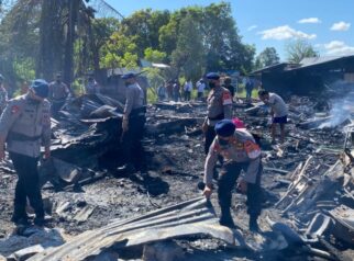 Personel Batalyon B Pelopor Satbrimob Polda Sulawesi Tengah bahu-membahu membersihkan puing-puing dan sisa reruntuhan bangunan yang terbakar di Kelurahan Ranononcu, Kecamatan Poso Kota Selatan, Kabupaten Poso, Rabu (15/7/2026).