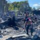 Personel Batalyon B Pelopor Satbrimob Polda Sulawesi Tengah bahu-membahu membersihkan puing-puing dan sisa reruntuhan bangunan yang terbakar di Kelurahan Ranononcu, Kecamatan Poso Kota Selatan, Kabupaten Poso, Rabu (15/7/2026).