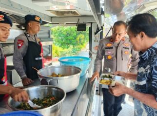 Personel Batalyon B Pelopor Satbrimob Polda Sulawesi Tengah menyalurkan makanan siap santap dari kendaraan dapur lapangan bagi warga terdampak kebakaran di Kelurahan Ranononcu, Kabupaten Poso, Kamis (16/7/2026).