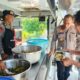 Personel Batalyon B Pelopor Satbrimob Polda Sulawesi Tengah menyalurkan makanan siap santap dari kendaraan dapur lapangan bagi warga terdampak kebakaran di Kelurahan Ranononcu, Kabupaten Poso, Kamis (16/7/2026).