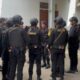 Anggota Brimob bersenjata kawal ketat jelang pelimpahan Don Ritto dan barang bukti ke lokasi. (Foto: iNews.id)