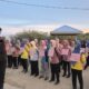 Personel Satbrimob Polda Sulawesi Tengah memberikan arahan saat membimbing peserta didik baru MAN Insan Cendekia Kota Palu dalam latihan baris berbaris pada hari ketiga kegiatan LKMS Tahun Pelajaran 2026/2027, Sabtu (18/7/2026).