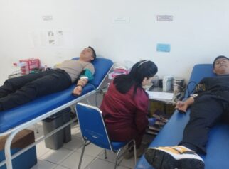 Dua personel Kompi 2 Batalyon B Pelopor Satbrimob Polda Sulawesi Tengah sedang menjalani proses pengambilan darah di Markas PMI Kabupaten Banggai
