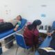 Dua personel Kompi 2 Batalyon B Pelopor Satbrimob Polda Sulawesi Tengah sedang menjalani proses pengambilan darah di Markas PMI Kabupaten Banggai