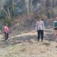 Personel Polsek Ampana Tete bersama pemilik lahan dan warga melakukan pengecekan di area pasca kebakaran di Desa Longge, Kecamatan Ampana Tete, Kabupaten Tojo Una-Una, Sabtu (18/7/2026).