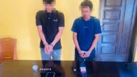Kedua tersangka beserta barang bukti berupa tujuh paket diduga narkotika jenis shabu, bungkus rokok, dan lima unit ponsel hasil pengungkapan kasus narkoba oleh Polsek Bungku Utara, Minggu (19/7/2026).