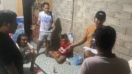 Petugas Satresnarkoba Polres Parigi Moutong saat melakukan pemeriksaan terhadap salah satu tersangka beserta penyitaan barang bukti di lokasi penangkapan, Senin (20/7/2026).