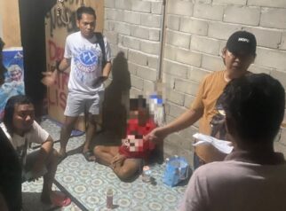 Petugas Satresnarkoba Polres Parigi Moutong saat melakukan pemeriksaan terhadap salah satu tersangka beserta penyitaan barang bukti di lokasi penangkapan, Senin (20/7/2026).