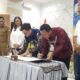 Bupati Ilham Lawidu SH dan Bank Mandiri Cabang Ampana sedang melakukan penandatanganan Perjanjian Kerja Sama (PKS) di Lawaka Hotel, Selasa (21/7/2026).