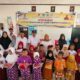 Wakil Bupati Tojo Una-Una Surya bersama Kepala Dinas Pendidikan dan Kebudayaan Aspan Taurenta, guru, serta para siswa penerima bantuan berfoto bersama usai penyerahan seragam sekolah gratis dan bantuan Program Indonesia Pintar (PIP) di SMP Negeri 1 Ulubongka, Rabu (22/7/2026).