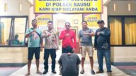 Kapolsek Sausu IPTU Arbit bersama tim operasi dan tersangka berfoto di depan Mapolsek Sausu, Jumat (24/7/2026) dini hari, setelah berhasil mengamankan pelaku pencurian yang meresahkan tiga rumah warga di Desa Balinggi Jati.