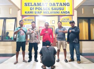 Kapolsek Sausu IPTU Arbit bersama tim operasi dan tersangka berfoto di depan Mapolsek Sausu, Jumat (24/7/2026) dini hari, setelah berhasil mengamankan pelaku pencurian yang meresahkan tiga rumah warga di Desa Balinggi Jati.