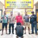 Kapolsek Sausu IPTU Arbit bersama tim operasi dan tersangka berfoto di depan Mapolsek Sausu, Jumat (24/7/2026) dini hari, setelah berhasil mengamankan pelaku pencurian yang meresahkan tiga rumah warga di Desa Balinggi Jati.