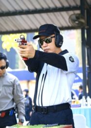 Kapolri Jenderal Polisi Drs. Listyo Sigit Prabowo, M.Si., menunjukkan fokus dan ketelitian saat melepaskan tembakan dalam ajang Turnamen Menembak VVIP dan VIP Pati Polri “Kapolri Cup 2026” di Lapangan Tembak Hoegeng Imam Santoso, Mako Korps Brimob Polri Kelapa Dua, Depok, Sabtu (25/7/2026).