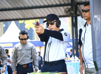 Kapolri Jenderal Polisi Drs. Listyo Sigit Prabowo, M.Si., menunjukkan fokus dan ketelitian saat melepaskan tembakan dalam ajang Turnamen Menembak VVIP dan VIP Pati Polri “Kapolri Cup 2026” di Lapangan Tembak Hoegeng Imam Santoso, Mako Korps Brimob Polri Kelapa Dua, Depok, Sabtu (25/7/2026).