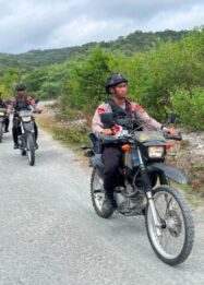 Personel Detasemen Gegana melaksanakan patroli berkeliling menggunakan sepeda motor di wilayah Desa Guntarano, Kecamatan Tanantovea, Kabupaten Donggala, Selasa (28/7/2026).