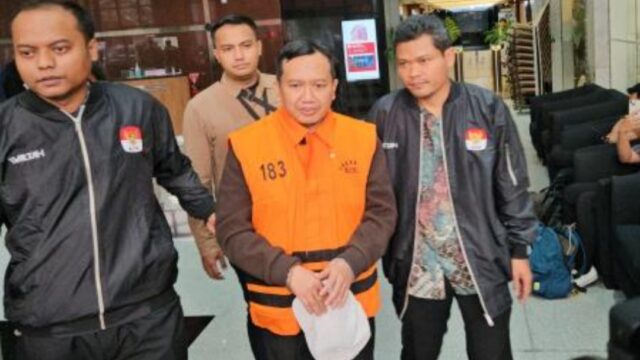 Anggota DPRD Jatim, Moch Mahrus ditahan KPK sebagai tersangka suap dana hibah pokmas. (Foto: Yuwantoro Winduajie)
